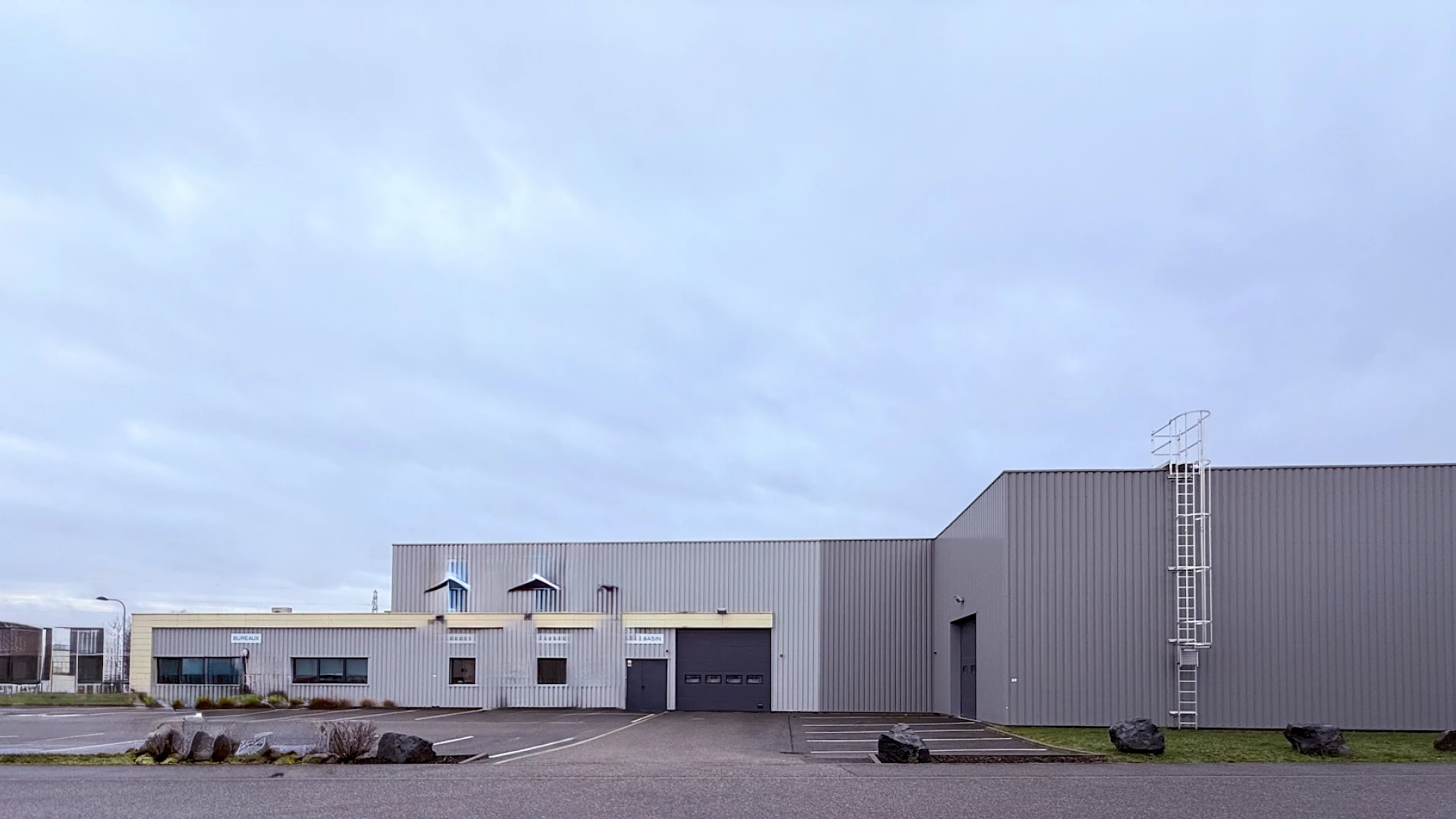 Hoerdt , zone du Birken , locaux de 839m2 sur 22,46ares
