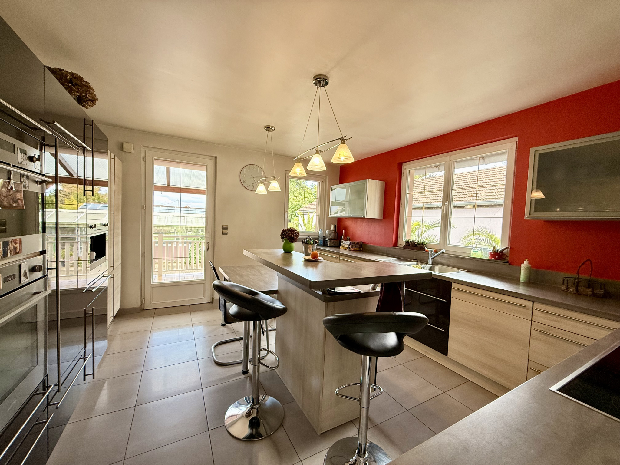 A saisir , belle maison 7 pièces sur 11,5 ares de terrain.