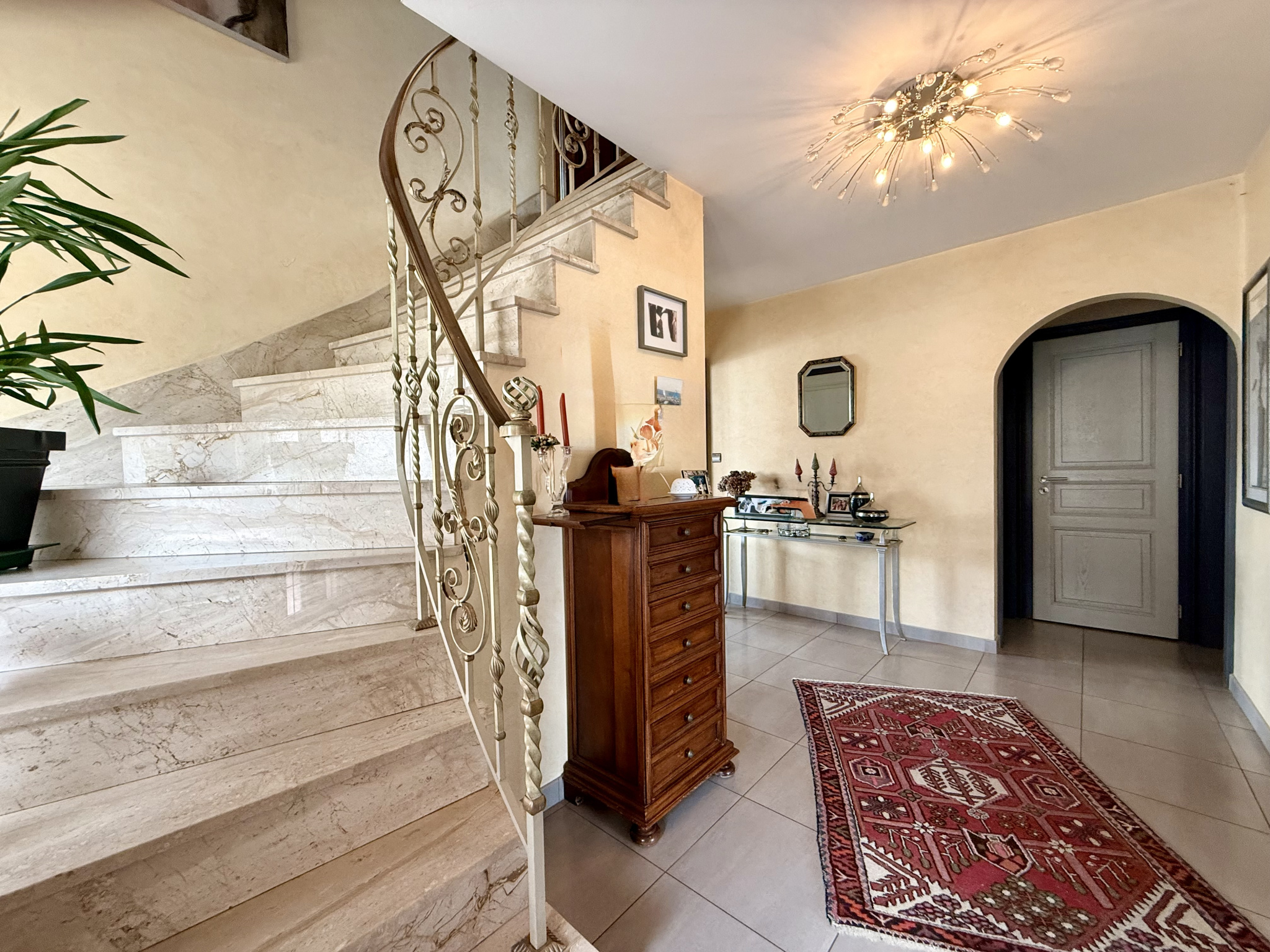 A saisir , belle maison 7 pièces sur 11,5 ares de terrain.
