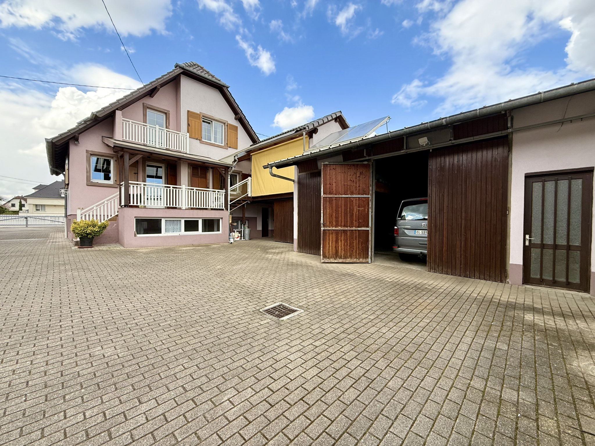 A saisir , belle maison 7 pièces sur 11,5 ares de terrain.