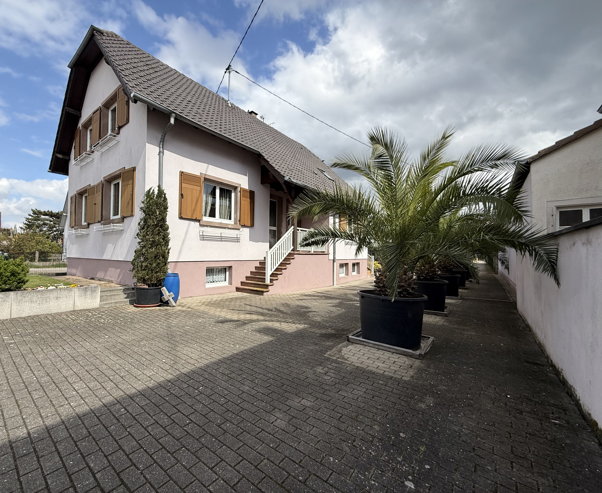 A saisir , belle maison 7 pièces sur 11,5 ares de terrain.