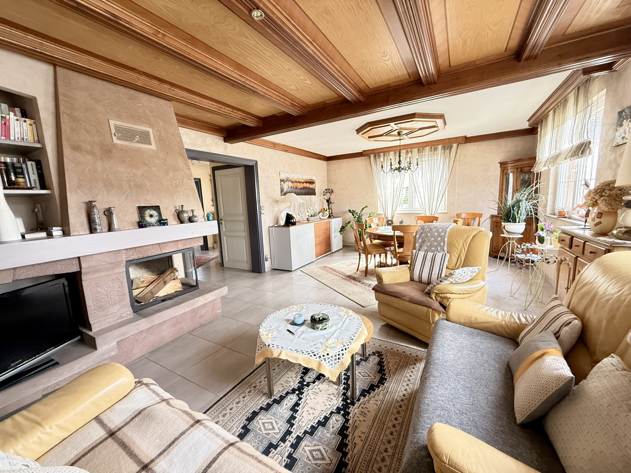 A saisir , belle maison 7 pièces sur 11,5 ares de terrain.