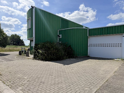 Hall stockage , bureaux 280 m2 .