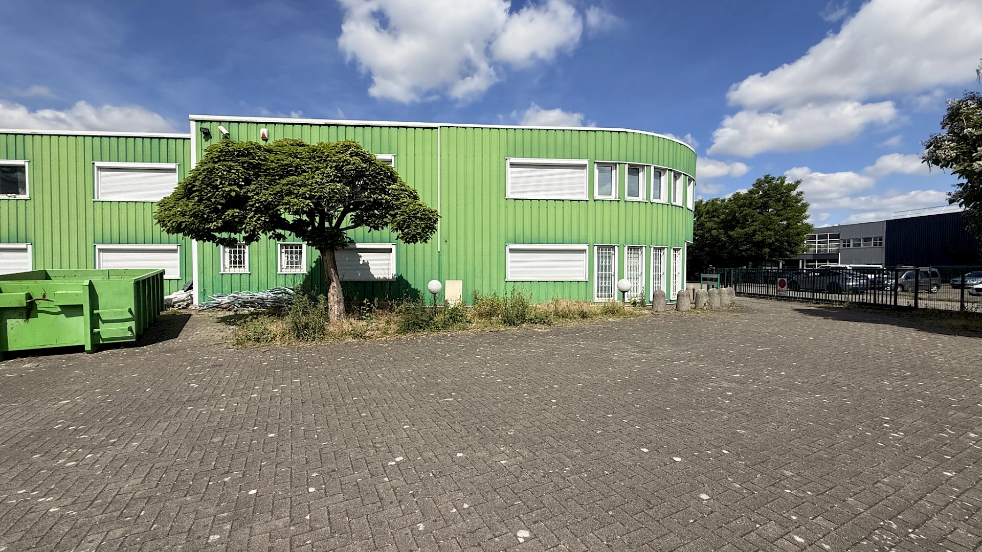 Hall stockage , bureaux 280 m2 .