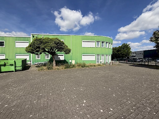 Hall stockage , bureaux 280 m2 .