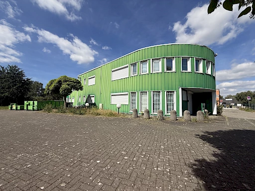 Hall stockage , bureaux 280 m2 .