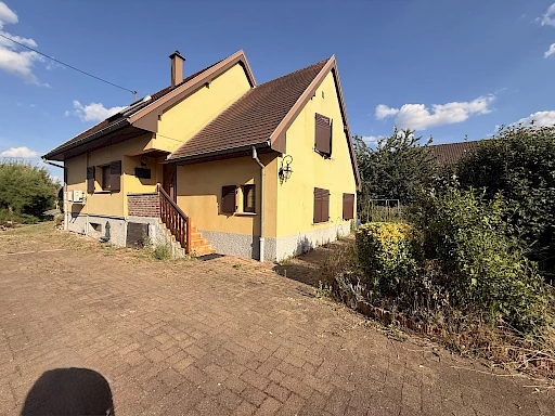 À saisir à Mundolsheim   Maison 5 pièces de 137 m2 habitables sur terrain verdoyant de 16,45 ares avec piscine