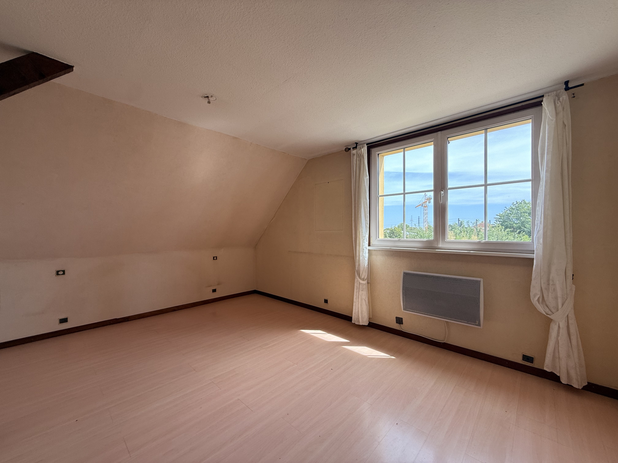 À saisir à Mundolsheim   Maison 5 pièces de 137 m2 habitables sur terrain verdoyant de 16,45 ares avec piscine