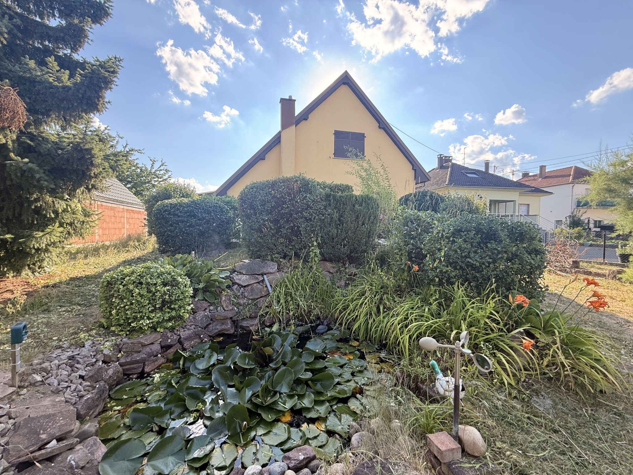 À saisir à Mundolsheim   Maison 5 pièces de 137 m2 habitables sur terrain verdoyant de 16,45 ares avec piscine